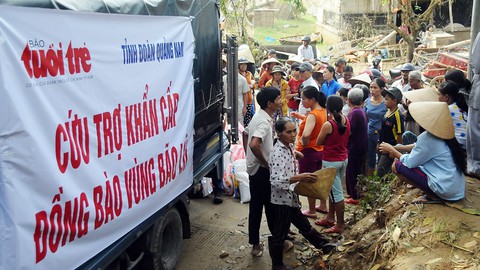 Gạo, chăn ấm của Tuổi Trẻ về vùng rốn lũ Nông Sơn - Ảnh 1. Gạo, chăn ấm của Tuổi Trẻ về vùng rốn lũ Nông Sơn - Ảnh 1.