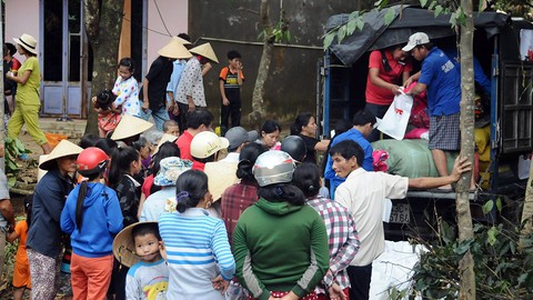 Gạo, chăn ấm của Tuổi Trẻ về vùng rốn lũ Nông Sơn - Ảnh 2. Gạo, chăn ấm của Tuổi Trẻ về vùng rốn lũ Nông Sơn - Ảnh 2.