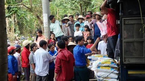 Gạo, chăn ấm của Tuổi Trẻ về vùng rốn lũ Nông Sơn - Ảnh 4. Gạo, chăn ấm của Tuổi Trẻ về vùng rốn lũ Nông Sơn - Ảnh 4.