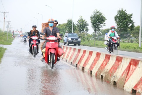 Không mưa, đường vành đai 2 TP HCM vẫn ngập nước - Ảnh 1. Không mưa, đường vành đai 2 TP HCM vẫn ngập nước - Ảnh 1.