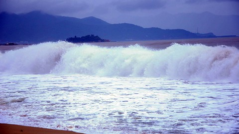 Nha Trang: người lo lắng, kẻ thờ ơ chống bão - Ảnh 4. Nha Trang: người lo lắng, kẻ thờ ơ chống bão - Ảnh 4.