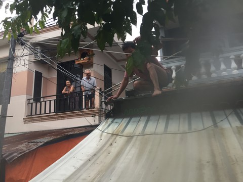 Những hộp cơm nóng ấm lòng bà con vùng lũ Hội An - Ảnh 9. Những hộp cơm nóng ấm lòng bà con vùng lũ Hội An - Ảnh 9.