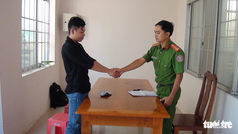 Thượng úy công an trả lại 9 triệu đồng nhặt tại ngân hàng - Ảnh 1. Thượng úy công an trả lại 9 triệu đồng nhặt tại ngân hàng - Ảnh 1.