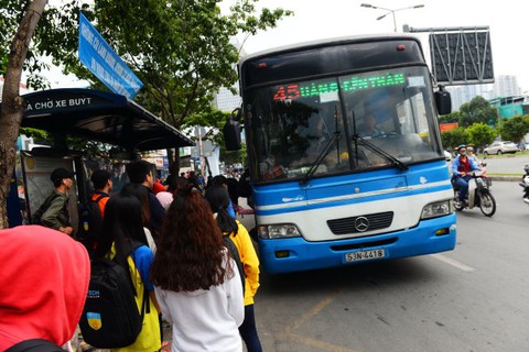 Thu tiền vé xe buýt sai quy định, còn nói xấu hành khách - Ảnh 1. Thu tiền vé xe buýt sai quy định, còn nói xấu hành khách - Ảnh 1.