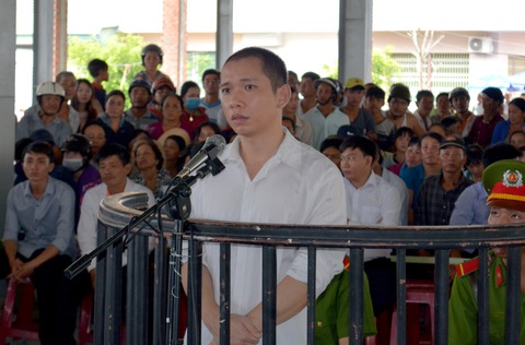 Kỹ sư dùng súng cướp ngân hàng ở Trà Vinh lãnh 20 năm tù - Ảnh 1. Kỹ sư dùng súng cướp ngân hàng ở Trà Vinh lãnh 20 năm tù - Ảnh 1.