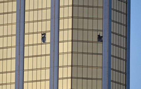 Những khoảnh khắc khó quên của vụ thảm sát Las Vegas - Ảnh 12. Những khoảnh khắc khó quên của vụ thảm sát Las Vegas - Ảnh 12.