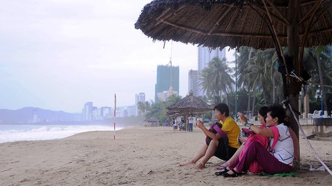 Nha Trang: người lo lắng, kẻ thờ ơ chống bão - Ảnh 8. Nha Trang: người lo lắng, kẻ thờ ơ chống bão - Ảnh 8.