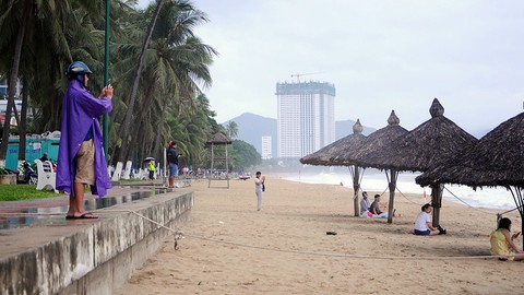 Nha Trang: người lo lắng, kẻ thờ ơ chống bão - Ảnh 9. Nha Trang: người lo lắng, kẻ thờ ơ chống bão - Ảnh 9.
