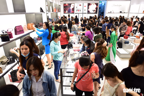 Black Friday: đôi khi tặc lưỡi mua vì... hàng giảm giá - Ảnh 7. Black Friday: đôi khi tặc lưỡi mua vì... hàng giảm giá - Ảnh 7.