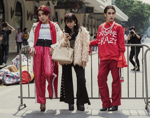 Thời trang đường phố độc lạ tại Vietnam International Fashion Week - Ảnh 6. Thời trang đường phố độc lạ tại Vietnam International Fashion Week - Ảnh 6.