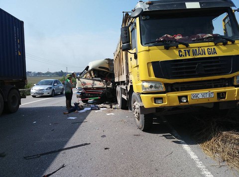 Xe khách tông đuôi xe tải, tài xế chết, nhiều khách bị thương - Ảnh 2. Xe khách tông đuôi xe tải, tài xế chết, nhiều khách bị thương - Ảnh 2.