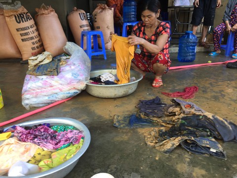 Hàng cứu trợ của bạn đọc Tuổi Trẻ đến vùng lũ Bắc Trà My - Ảnh 14. Hàng cứu trợ của bạn đọc Tuổi Trẻ đến vùng lũ Bắc Trà My - Ảnh 14.