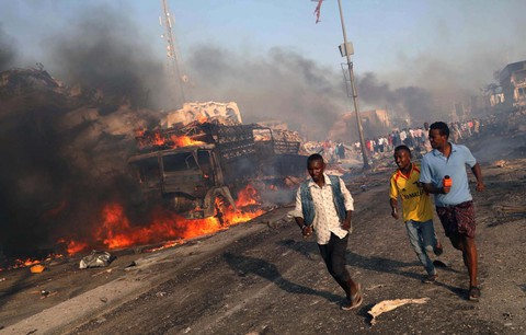 Số người chết vụ nổ bom Somalia đã lên 189 - Ảnh 1. Số người chết vụ nổ bom Somalia đã lên 189 - Ảnh 1.