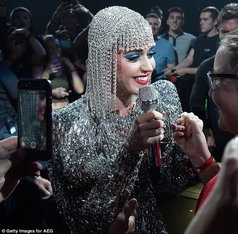 Katy Perry diện ba thiết kế của Công Trí trong tour diễn - Ảnh 1. Katy Perry diện ba thiết kế của Công Trí trong tour diễn - Ảnh 1.