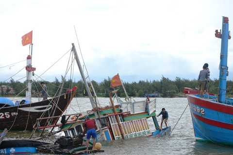 Sóng đánh chìm tàu câu mực ở Trường Sa, 2 ngư dân chết, mất tích - Ảnh 1. Sóng đánh chìm tàu câu mực ở Trường Sa, 2 ngư dân chết, mất tích - Ảnh 1.