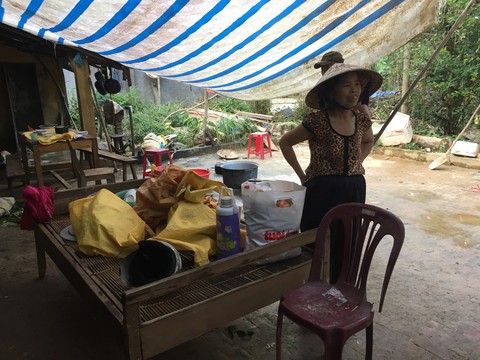Hàng cứu trợ của bạn đọc Tuổi Trẻ đến vùng lũ Bắc Trà My - Ảnh 8. Hàng cứu trợ của bạn đọc Tuổi Trẻ đến vùng lũ Bắc Trà My - Ảnh 8.