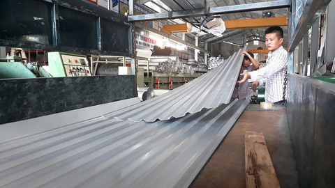 Nhiều doanh nghiệp kinh doanh mặt hàng mái lợp ở Huế giảm giá các mặt hàng và cam kết hỗ trợ tối đa người dân bị ảnh hưởng của bão - Ảnh: NHẬT LINH Nhiều doanh nghiệp kinh doanh mặt hàng mái lợp ở Huế giảm giá các mặt hàng và cam kết hỗ trợ tối đa người dân bị ảnh hưởng của bão - Ảnh: NHẬT LINH