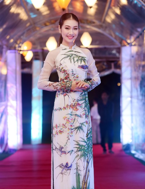 Ngọc Hân trình diễn Bức họa đồng quê tại APEC - Ảnh 2. Ngọc Hân trình diễn Bức họa đồng quê tại APEC - Ảnh 2.