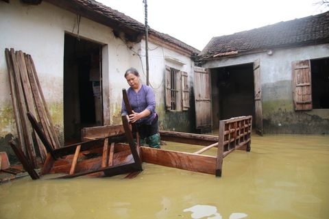 Nhiều đường làng ở huyện Chương Mỹ vẫn là dòng sông - Ảnh 14. Nhiều đường làng ở huyện Chương Mỹ vẫn là dòng sông - Ảnh 14.