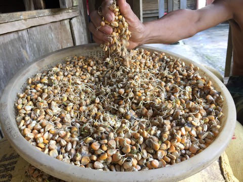 Hàng cứu trợ của bạn đọc Tuổi Trẻ đến vùng lũ Bắc Trà My - Ảnh 9. Hàng cứu trợ của bạn đọc Tuổi Trẻ đến vùng lũ Bắc Trà My - Ảnh 9.