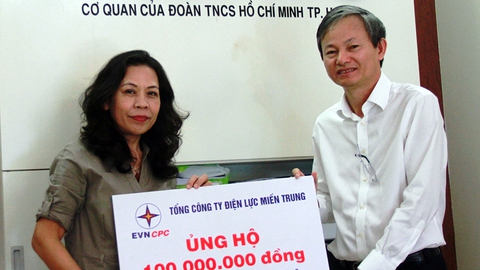 Nhiều tấm lòng hướng về miền Trung - Ảnh 1. Nhiều tấm lòng hướng về miền Trung - Ảnh 1.