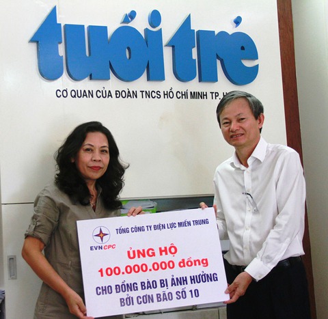100 triệu đồng giúp dựng lại mái nhà cho bà con vùng bão - Ảnh 1. 100 triệu đồng giúp dựng lại mái nhà cho bà con vùng bão - Ảnh 1.