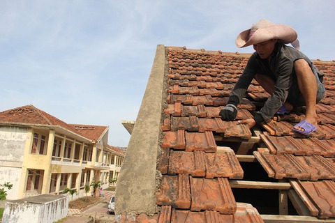 Thầy giáo leo mái nhà lợp ngói trường học sau bão - Ảnh 2. Thầy giáo leo mái nhà lợp ngói trường học sau bão - Ảnh 2.