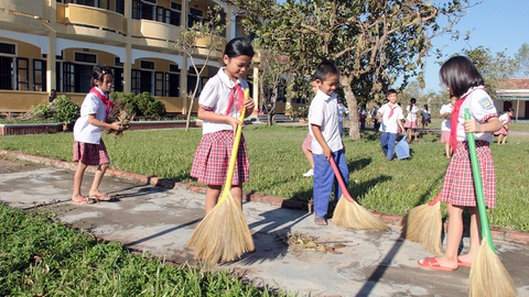 Vừa học, vừa sửa trường sau bão - Ảnh 3. Vừa học, vừa sửa trường sau bão - Ảnh 3.
