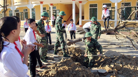 Vừa học, vừa sửa trường sau bão - Ảnh 2. Vừa học, vừa sửa trường sau bão - Ảnh 2.