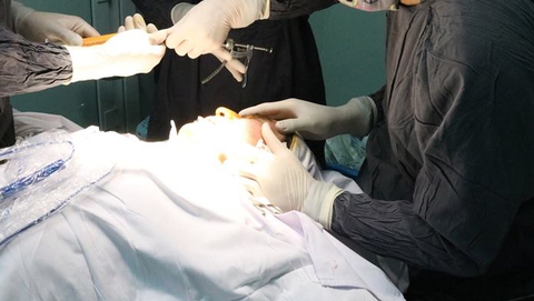 Bệnh nhân hôn mê sau khi gọt hai hàm - Ảnh 1. Bệnh nhân hôn mê sau khi gọt hai hàm - Ảnh 1.