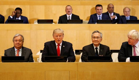 Ông Trump không biết xài micro của Liên Hiệp Quốc - Ảnh 1. Ông Trump không biết xài micro của Liên Hiệp Quốc - Ảnh 1.