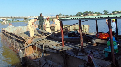 Bắt 2 tàu vỏ sắt hút cát trái phép trên sông Thu Bồn - Ảnh 1. Bắt 2 tàu vỏ sắt hút cát trái phép trên sông Thu Bồn - Ảnh 1.