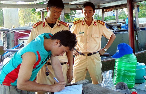 Bắt 2 tàu vỏ sắt hút cát trái phép trên sông Thu Bồn - Ảnh 2. Bắt 2 tàu vỏ sắt hút cát trái phép trên sông Thu Bồn - Ảnh 2.