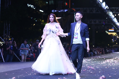 Lâm Gia Khang và màn trình diễn hoành tráng Dấu ấn nàng hương - Ảnh 2. Lâm Gia Khang và màn trình diễn hoành tráng Dấu ấn nàng hương - Ảnh 2.