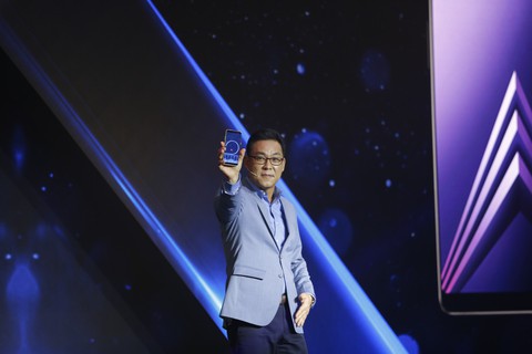 Ra mắt dòng điện thoại camera selfie kép Galaxy A8 và A8+ tại Việt Nam - Ảnh 1. Ra mắt dòng điện thoại camera selfie kép Galaxy A8 và A8+ tại Việt Nam - Ảnh 1.