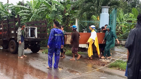 Tiếp tục sơ tán dân vì hồ Gia Hoét tràn, vỡ kênh dẫn - Ảnh 5. Tiếp tục sơ tán dân vì hồ Gia Hoét tràn, vỡ kênh dẫn - Ảnh 5.