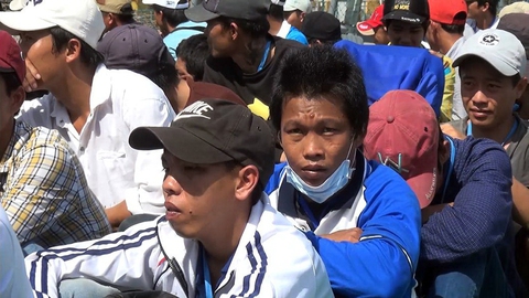 239 ngư dân Việt Nam bị Indonesia bắt giữ được về nhà - Ảnh 2. 239 ngư dân Việt Nam bị Indonesia bắt giữ được về nhà - Ảnh 2.