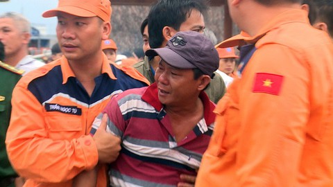 Đưa thi thể 2 ngư dân tàu cá Bình Định về bờ - Ảnh 2. Đưa thi thể 2 ngư dân tàu cá Bình Định về bờ - Ảnh 2.