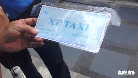 Clip tài xế taxi dù cầm dao rọc giấy rượt thanh tra giao thông - Ảnh 6. Clip tài xế taxi dù cầm dao rọc giấy rượt thanh tra giao thông - Ảnh 6.