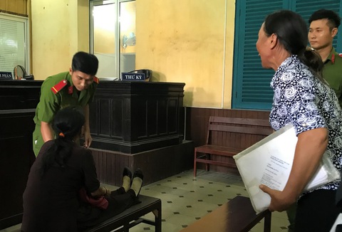 Náo loạn tại phiên tòa xử vụ sáng tố hiếp dâm, chiều mới hiếp - Ảnh 3. Náo loạn tại phiên tòa xử vụ sáng tố hiếp dâm, chiều mới hiếp - Ảnh 3.