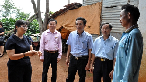 Kiểm điểm chủ tịch huyện làm chậm hồ sơ mà không xin lỗi dân - Ảnh 2. Kiểm điểm chủ tịch huyện làm chậm hồ sơ mà không xin lỗi dân - Ảnh 2.
