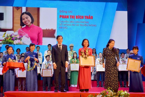 Tuyên dương 45 cán bộ trẻ năng động, sáng tạo - Ảnh 2. Tuyên dương 45 cán bộ trẻ năng động, sáng tạo - Ảnh 2.