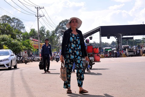 Tài xế buộc nhân viên thu phí nhận tiền lẻ, quốc lộ 1 kẹt cứng - Ảnh 14. Tài xế buộc nhân viên thu phí nhận tiền lẻ, quốc lộ 1 kẹt cứng - Ảnh 14.