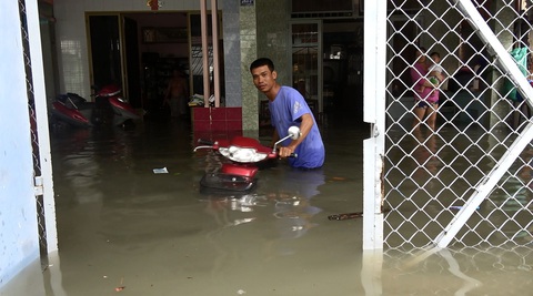 Nhà dân ngập 1m nước sau cơn mưa tối 12-10 - Ảnh 3. Nhà dân ngập 1m nước sau cơn mưa tối 12-10 - Ảnh 3.