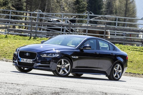 Jaguar XE 2018: ghế sau thích hợp cho trẻ và thú cưng - Ảnh 2. Jaguar XE 2018: ghế sau thích hợp cho trẻ và thú cưng - Ảnh 2.