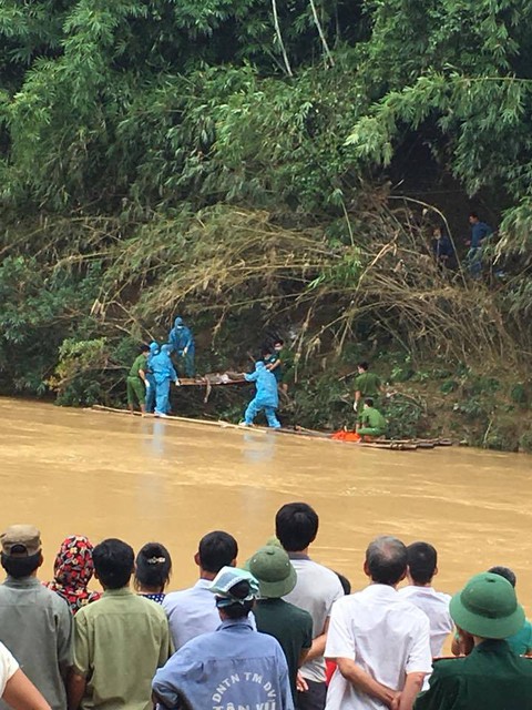 Tìm được thi thể nghi cán bộ biên phòng bị lũ cuốn - Ảnh 3. Tìm được thi thể nghi cán bộ biên phòng bị lũ cuốn - Ảnh 3.