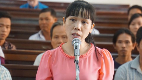 5 nhân viên phá đầm tôm bà Ánh Ngọc tiếp tục hầu tòa - Ảnh 2. 5 nhân viên phá đầm tôm bà Ánh Ngọc tiếp tục hầu tòa - Ảnh 2.
