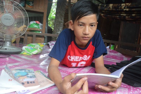 Chông chênh đường đến trường của hai học trò nghèo - Ảnh 1. Chông chênh đường đến trường của hai học trò nghèo - Ảnh 1.