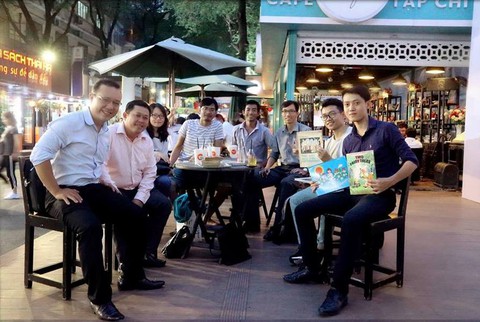Vẫn còn những người nghiện sách Cầu Vồng - Ảnh 2. Vẫn còn những người nghiện sách Cầu Vồng - Ảnh 2.