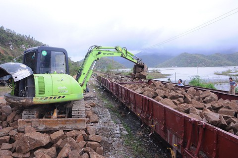 Đèo Cả sạt lở nặng, đường sắt Bắc - Nam tê liệt - Ảnh 2. Đèo Cả sạt lở nặng, đường sắt Bắc - Nam tê liệt - Ảnh 2.